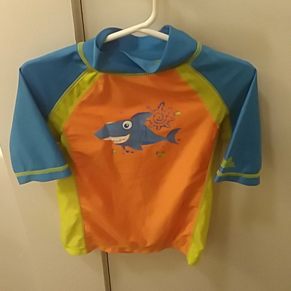 Swim shirt and hat set - Picture 2 of 5